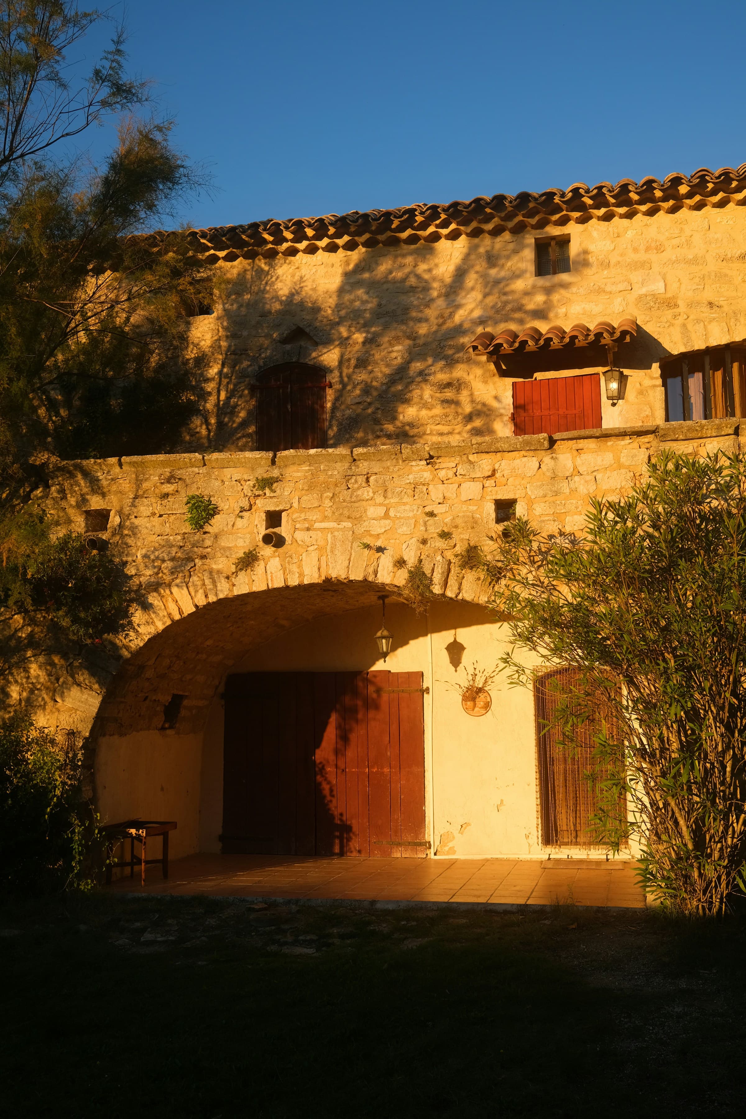 La façade en pierre du Mas des Lavandes, sous la lumière dorée du Luberon