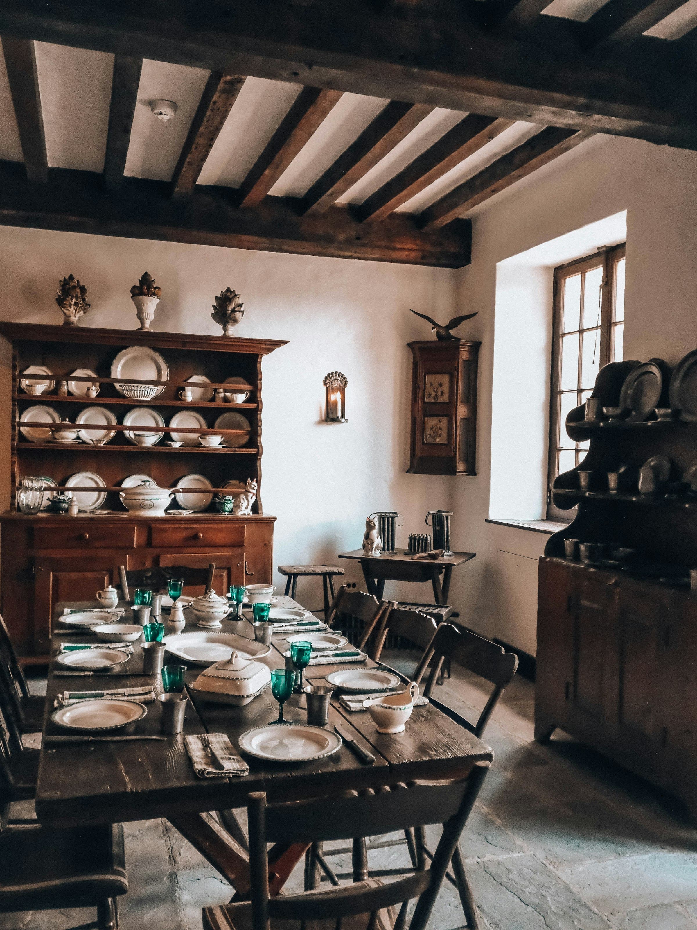 La table dressée sous les poutres, petit-déjeuner provençal